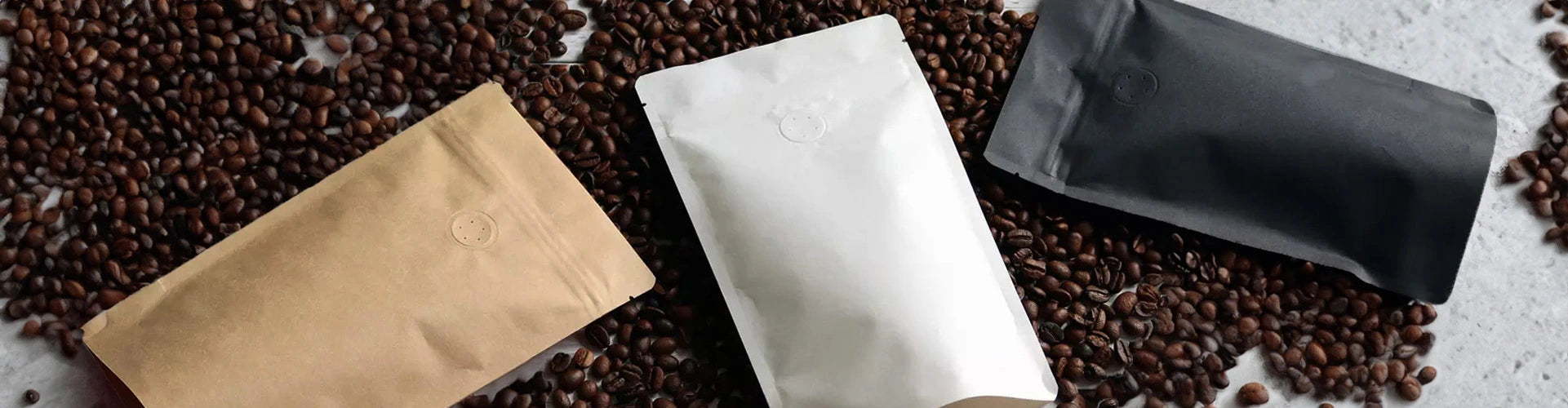 Bolsas de cafe stand up sobre granos de cafe