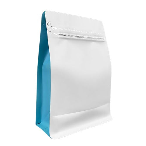 Bolsa de cafe blanca con franja celeste base plana 